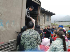 Trường thưởng lợn cho học sinh xuất sắc