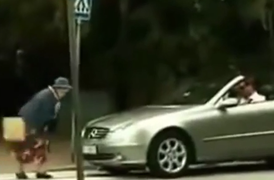 Cụ bà nổi giận nện ô tô, làm bung cả túi khí 