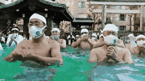 Video: Độc đáo phong tục ngâm mình trong nước đá cầu nguyện ở Nhật Bản