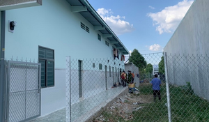 Thi thể nữ giới bị bó chặt bằng mền trong phòng trọ ở Bình Dương