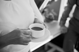 Người phụ nữ này cầm tách trà hay cà phê?