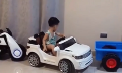 Cậu bé trổ tài đỗ ô tô cực điêu luyện