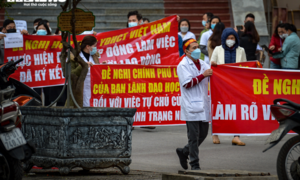 Ảnh: Nhân viên bệnh viện Tuệ Tĩnh giăng biển hiệu đòi tiền lương