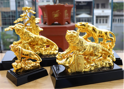 Gian nan chế tác tượng hổ mạ vàng mừng Xuân Nhâm Dần