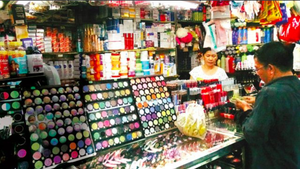 ‘Mê hồn trận’ mỹ phẩm giá rẻ trôi nổi tại nhiều chợ vùng quê 