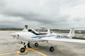 Máy bay hạ cánh 'xông' ra ngoài đường băng