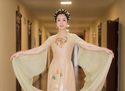 Jennifer Phạm khoe sắc rạng ngời trong tà áo dài