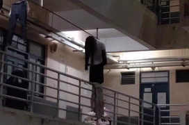 Hình ảnh lạ tại ban công ký túc xá lúc nửa đêm khiến dân mạng ‘xanh mặt’