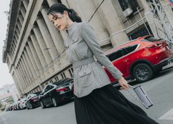 Á hậu Phương Anh đẹp, sành điệu trên 'sàn diễn đường phố'