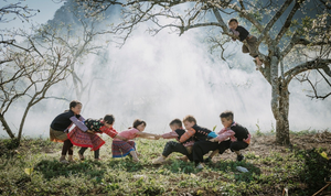 Ảnh: Trẻ em vùng cao vui đùa giữa rừng hoa mận trắng xoá