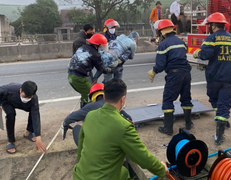 Dùng xe cẩu cứu tài xế kẹt trong cabin bẹp dúm