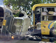 Ảnh: Tai nạn liên hoàn trên đèo Bảo Lộc, giao thông ách tắc nhiều giờ