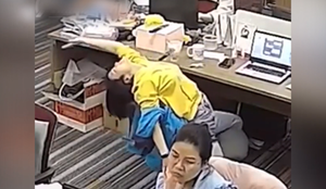 Chiếc ghế phản chủ khiến cô gái ngã chỏng vó