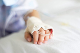 Bé 3 tuổi có nhiều đinh găm vào hộp sọ từng bị ngộ độc