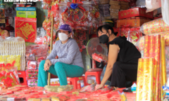 Ảnh: Phố bán đồ trang trí Tết ở Sài Gòn vắng người mua