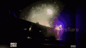 Video: Xe tải bị tai nạn, pháo bắn tung tóe trên cao tốc