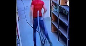 Vòi nước 'dọa ma' khiến người đàn ông ngã lăn