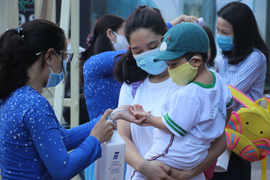 Chuyên gia: 'Phải lo cho trẻ em đi học trở lại, nếu không chúng ta có lỗi'