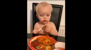 Bé trai vừa xúc ăn vừa ngủ gật 