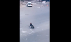 Cô gái vô duyên dựng xe, tập thể dục giữa ngã tư 