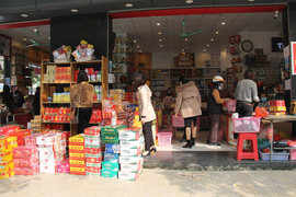 Bánh kẹo, đồ uống bung hàng mùa Tết, giá không tăng đột biến