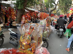Bày bán đồ mã cúng ông Công, ông Táo ra giữa đường để chào mời khách