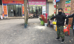 Ảnh: Nghi phạm găm đinh vào đầu bé gái 3 tuổi thực nghiệm hiện trường