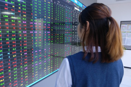 Cổ phiếu bất động sản ồ ạt tăng trần, VN-Index bứt phá 22 điểm