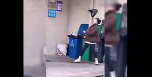 Cô gái nghịch dại tự hất rác vào mặt