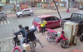 Tài xế 'mất não' bỏ rơi cả người lẫn đồ