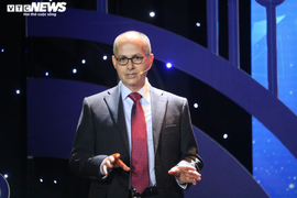 Tuổi thơ gian khó của người tạo ra vật liệu thay đổi thế giới vừa nhận VinFuture