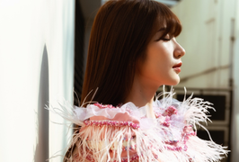 Ngọc Huyền 'Thương ngày nắng về' đáng yêu trong trang phục lạ mắt