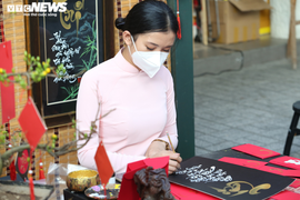 Những 'bà đồ' tuổi đôi mươi cho chữ tại phố ông đồ TP.HCM