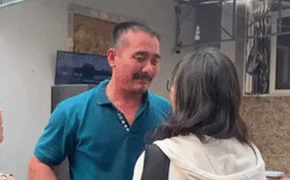 Nữ sinh bất ngờ về nhà không báo trước, hành động của bố làm ai nấy rưng rưng
