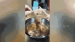 Video: Người đàn ông dùng đũa đan áo len bằng sợi mì