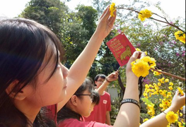 Đại học Ngoại thương lì xì sớm cho sinh viên