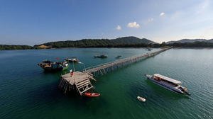 'Dị nhân' đất Mỏ với cây cầu Tình yêu trên đảo Cô Tô 