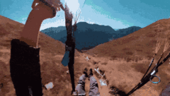 Video: Người đàn ông liều lĩnh bay dù lượn sát mặt đất trên dãy Alps