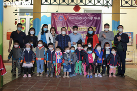 Công đoàn - Đoàn Thanh niên Văn phòng VOV tặng quà đồng bào vùng cao Thanh Hoá