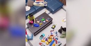 Màn phi tang 'thần thánh' của 2 đứa trẻ khi mẹ sắp về