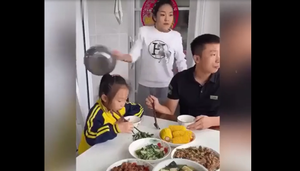 Bố chịu đòn vì con gái không ăn rau