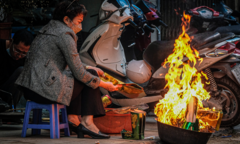 Ảnh: Người Hà Nội đốt vàng mã giữa đường tiễn Táo quân về trời