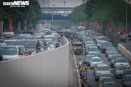 Ảnh: Đường phố Hà Nội ken kín người ngày cận Tết Nguyên đán