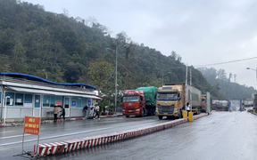 Cảnh thông quan hàng hóa tại cửa khẩu duy nhất còn hoạt động ở Lạng Sơn