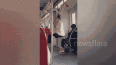 Video: Ngẫu hứng tập xiếc, cô gái treo mình lơ lửng trong tàu điện ngầm