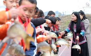 Trường thưởng cá chép cho học sinh xuất sắc