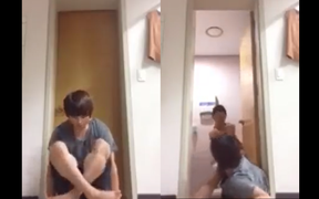 Tình huống éo le khi cửa toilet bị hỏng