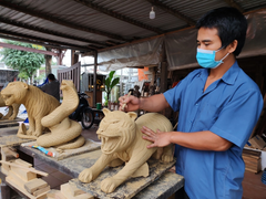 Ảnh: Nghệ nhân làng gốm Thanh Hà nhào đất sét, nặn tượng hổ đón năm mới