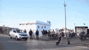 Video: Người đàn ông Ấn Độ dùng bả vai kéo ô tô đi quãng đường dài