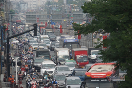 Ô tô dàn hàng kẹt cứng đường ra bến xe Miền Đông, sân bay Tân Sơn Nhất